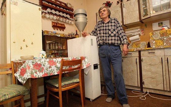 Anton urák z Chropyn ve své kuchyni s pístrojem na mení ovzduí.