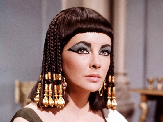 Elizabeth Taylorov jako Kleopatra ve stejnojmennm filmu z roku 1963