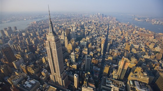 Budova se 102 patry je postavená ve stylu art deco. Stojí v New Yorku na kiovatce Páté Avenue a West 34th Street. 