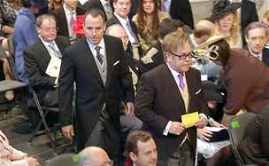 Britsk zpvk Elton John (vpravo) dorazil na svatebn obad do...
