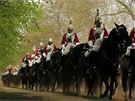 Krlovsk kavalerie se vrac do svch kasren po jedn ze zkouek na svatbu prince Williama a Kate Middletonov (21. dubna 2011)