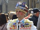 Milovnk krlovsk rodiny ekna pchod krlovny Albty II. do Westminsterskho opatstv (21. dubna 2011)