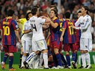 NERVZN DUEL. Msto pohlednch akc se fotbalist Realu Madrid a Barcelony v