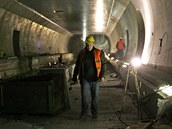 Stavebn prce na tunelech Dobrovskho pokrauj, u za rok a pl se maj tunely prohnt tisce aut.