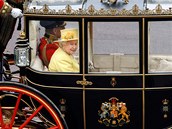 Britsk krlovna Albta II. a princ Philip odjdj korem z Westminsterskho opatstv. (29. dubna 2011)