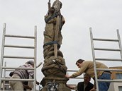 Restaurtoi usazuj na podstavec opravenou sochu Panny Marie. 
