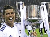 S POHREM. Cristiano Ronaldo z Realu Madrid s trofej pro vtze panlskho...