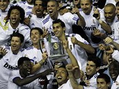 BLZNIV RADOST. Fotbalist Realu Madrid s trofej pro vtze panlskho pohru. 