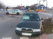 Srka taxku a policejho auta v Malenovicch.