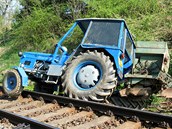 Dvaasedmdestilet dchodce spadl s traktorem na koleje v Nahoicch na Domalicku.