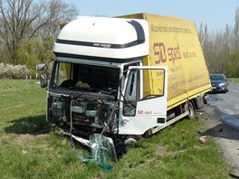 Nsledky tragick nehody u Boru na Tachovsku, kde po srce osobnho auta s nkladnm zemel 23let idi