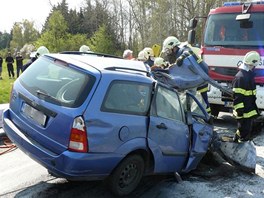 Nsledky tragick nehody u Boru na Tachovsku, kde po srce osobnho auta s nkladnm zemel 23let idi