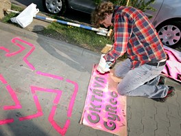 Studenti z oktvy A z gymnzia v ekovicch dlaj sv tablo sprejem a na chodnk.