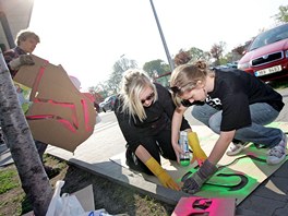 Studenti z oktvy A z gymnzia v ekovicch dlaj sv tablo sprejem a na chodnk.