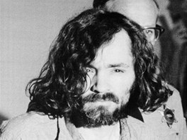 Jedna z neznmjch fotek Charlese Mansona. Snmek ze srpna 1971 ho zachycuje, jak jde k soudu.