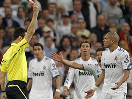 KLOV CHVLE. Real Madrid jde do deseti, Pepe vid ervenou kartu.