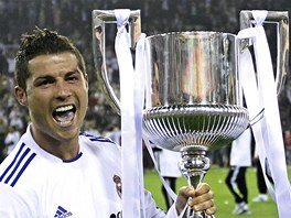 S POHREM. Cristiano Ronaldo z Realu Madrid s trofej pro vtze panlskho...