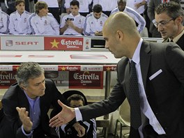 RESPEKT. Josep Guardiola z Barcelony (vpravo) a José Mourinho z Realu Madrid si...