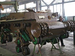 Odbornci v novojinskm podniku opravuj legendrn tank LT 35.