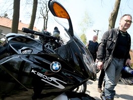 Motorki na strojch BMW si dali sraz v ihoti u Lede nad Szavou.