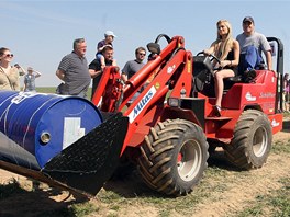 Pi tradin traktorid ve Vyskei se schz vrobci traktrk i majitel vetern.
