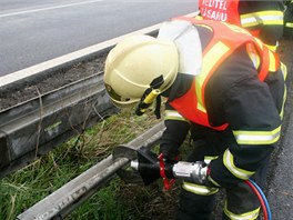 Hasii museli kvli vyproovn pevrcen cisterny, kter nedaleko Lotic na devt hodin zablokovala rychlostn silnici R35 ve smru z Olomouce do Mohelnice, tak rozezat pokozen svodidla.