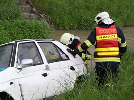 Auto se pevrtilo do potoka v Bohuslavicch na Zlnsku. Dva dospl a dv mal dti zachrnili mstn a svdci. (kvten 2010)