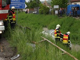 Auto se pevrtilo do potoka v Bohuslavicch na Zlnsku. Dva dospl a dv mal dti zachrnili mstn a svdci. (kvten 2010)