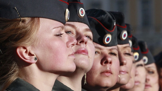 Ruské vojačky se připravují na vojenskou přehlídku Ruské vojačky se připravují na vojenskou přehlídku