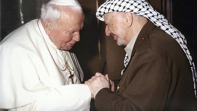 Jan Pavel II. a palestinský vdce Jásir Arafat v roce 2001 v italských Alpách