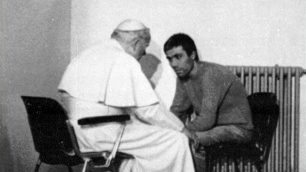 Jan Pavel II. a Turek Ali Agca, který se papee v roce 1981 pokusil zabít