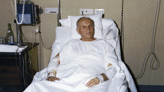 Jan Pavel II. v roce 1981 v nemocnici poté, co peil pokus o atentát 