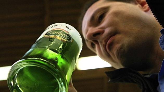 V pivovaru Starobrno zaalo stáení zeleného piva do sud, na snímku vrchní sládek Tomá Pluháek.