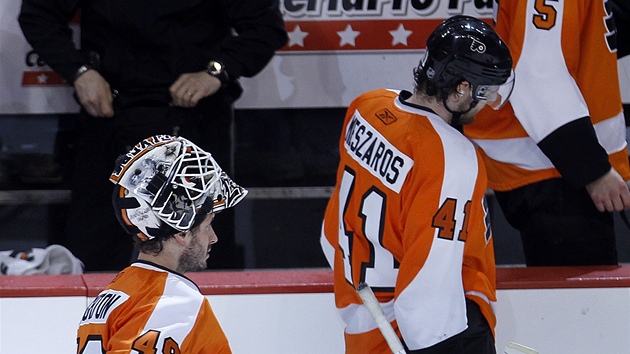 Zklamaní hokejisté Philadelphie. Vlevo branká Michael Leighton, vpravo Andrej Meszáro.