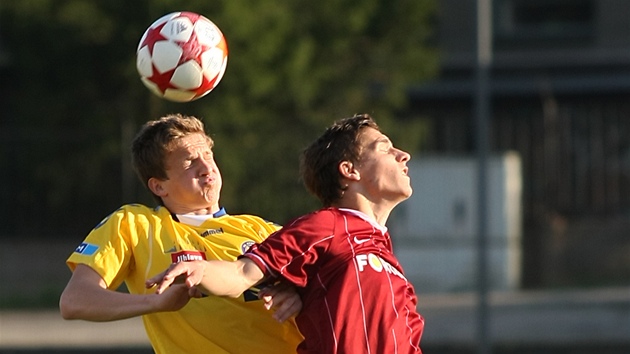 Hlavikový souboj v duelu Jihlava (lutá) - Sparta B.