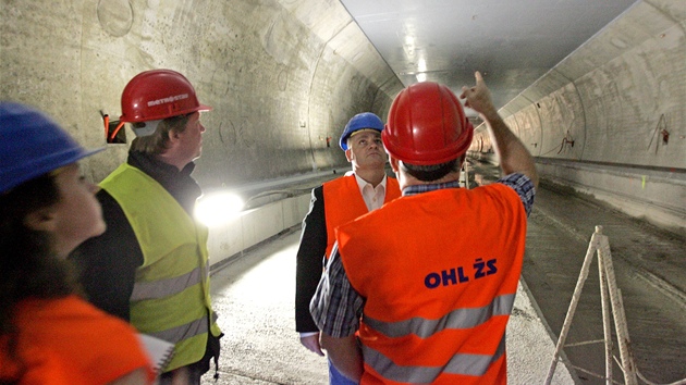 Stavební práce na tunelech Dobrovského pokraují, u za rok a pl se mají tunely prohánt tisíce aut.