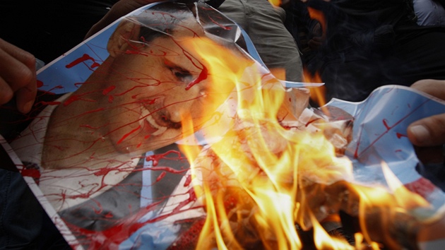 Syřané protestují proti režimu Bašára Asada, který zemi vládne 11 let (23. duben 2011) Syřané protestují proti režimu Bašára Asada, který zemi vládne 11 let (23. duben 2011)