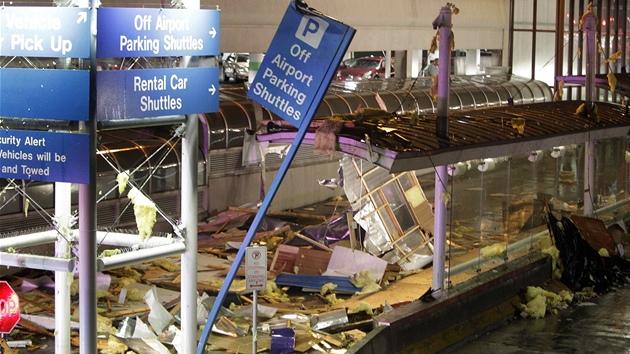Mezinárodní letit v americkém mst St. Louis zasáhla silná boue (22. dubna 2011)