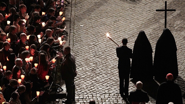 Vatikánské ulice před sobotní večerní vigílií (23. dubna 2011) Vatikánské ulice před sobotní večerní vigílií (23. dubna 2011)