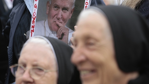 Na Boí hod se na svatopetrském námsti sela ada vících, kteí si pejí brzké blahoeení pedchozího papee Jana Pavla II.  (24. dubna 2011)
