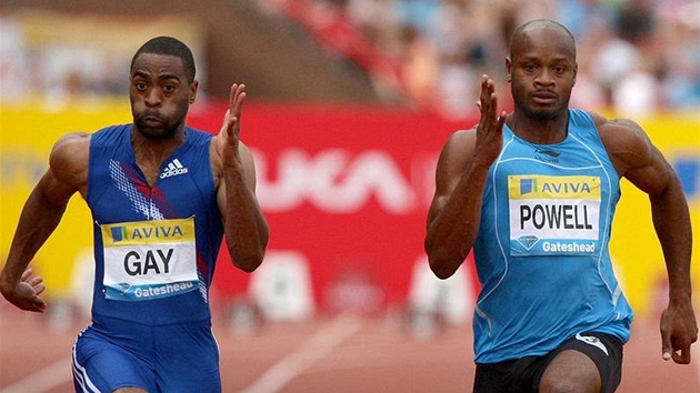 Tyson Gay a Asafa Powell bhem závodu na 100 m v Gatesheadu.