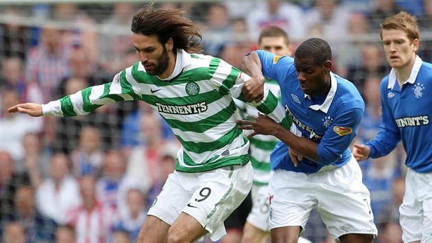 UTEU TI! Georgios Samaras z Celticu se snaí uniknout Maurici Eduovi z Rangers bhem glasgowského derby.