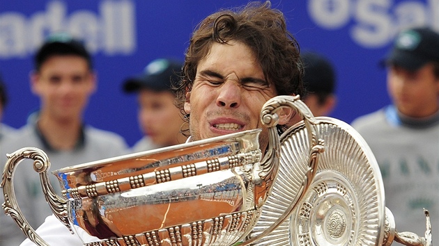 UNESU TO? Rafael Nadal se raduje s trofejí pro vítěze tenisového turnaje v Barceloně. UNESU TO? Rafael Nadal se raduje s trofejí pro vítěze tenisového turnaje v Barceloně.