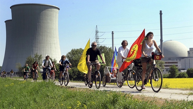 Velikononí protest proti jádru ped nmeckou elektrárnou Biblis