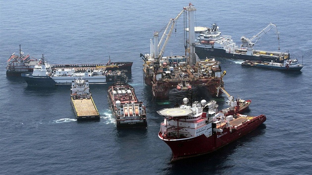 Tady bývala ropná plošina Deepwater Horizon. Společnosti BP se nedaří ucpat poškozený vrt (28. května 2010) Tady bývala ropná plošina Deepwater Horizon. Společnosti BP se nedaří ucpat poškozený vrt (28. května 2010)