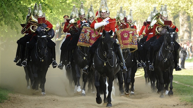 Královská kavalerie se vrací do svých kasáren po jedné ze zkouek na svatbu prince Williama a Kate Middletonové (21. dubna 2011)