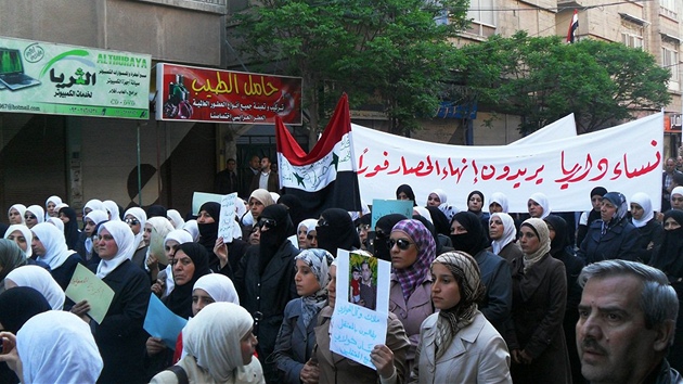Smutení prvod za mrtvého demonstranta ve mst Izrá. Snímek poídila tamjí obyvatelka na mobil. (23. dubna 2011