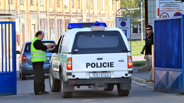 Policist ped arelem chemiky Explosia v Pardubicch-Semtn. (20. dubna 2011)