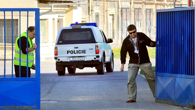 Policist v arelu chemiky Explosia v Pardubicch-Semtn. (20. dubna 2011)