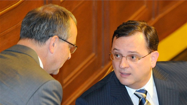 Premiér Petr Neas s Vítem Bártou na úterní schzi Snmovny, která jednala o vyslovení nedvry vlád (26.4.2011)